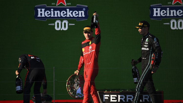 Australian Grand Prix: Charles Leclerc เอาชนะ Max Verstappen ในทางปฏิบัติขณะที่ Mercedes ดิ้นรนต่อไป